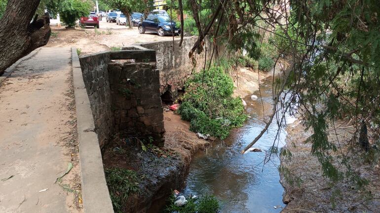 El varios zonas el muro de contención del arroyo presenta fisuras y erosiones importantes.