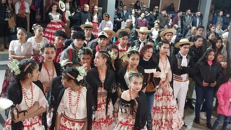 
Varios elencos de bailarines y bailarinas actuaron en la noche de la 2ª Edición del Festival Ykua Cajón 