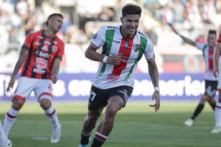 AME2896. RANCAGUA (CHILE), 27/02/2024.- Junior Marabel de Palestino celebra un gol este martes, en un partido de la segunda fase de la Copa Libertadores entre Palestino y Portuguesa en el estadio El Teniente en Rancagua (Chile). EFE/ Ailen Díaz
