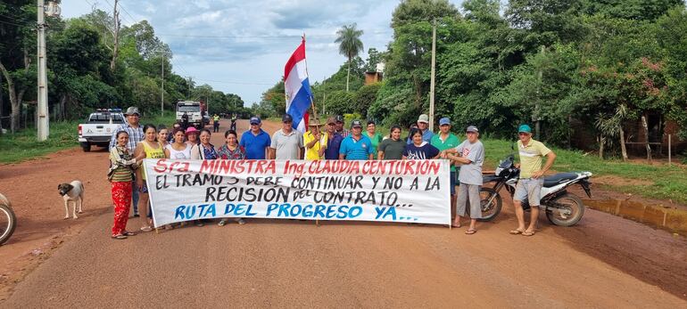 Vecinos de la comunidad de Loma Pero, piden la continuación de las obras de la ruta del progreso en el tramo tres.