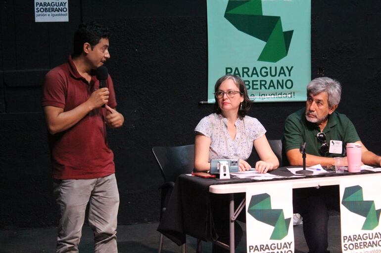 Mercedes Canese (centro) durante la asamblea del nuevo partido.