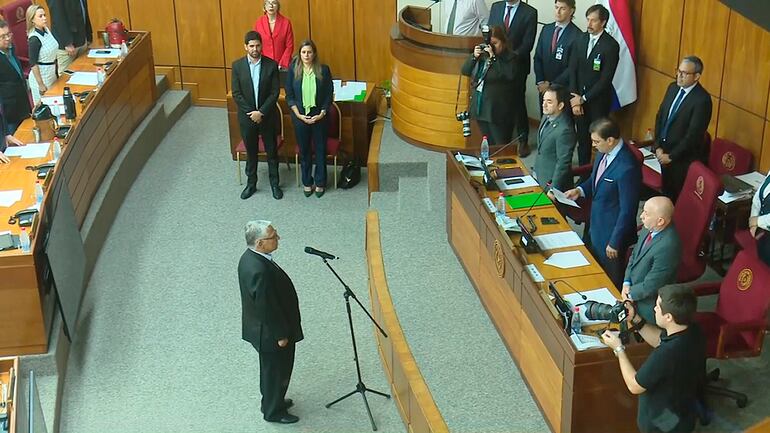 Ignacio Iramain Chilavert jura como senador en reemplazo de la senadora destituida Kattya Gonzalez (PEN).