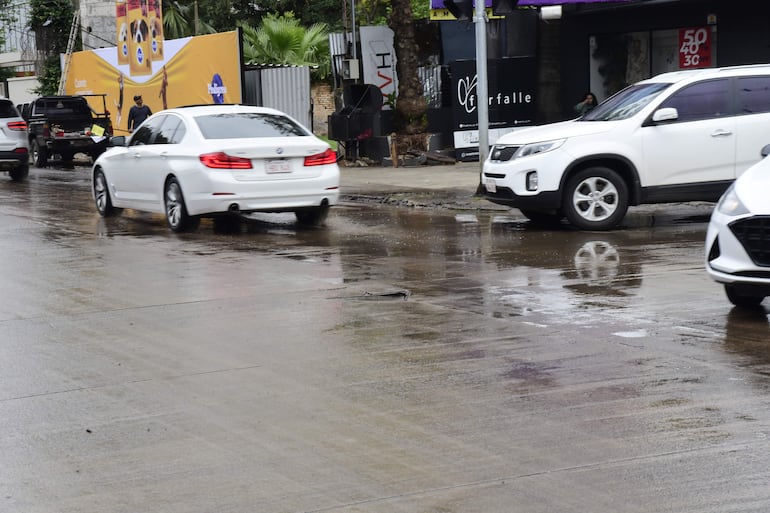 Sobre Senador Long casi España, las calles están “bañadas” con agua perdida, que a su vez destruye el asfalto.