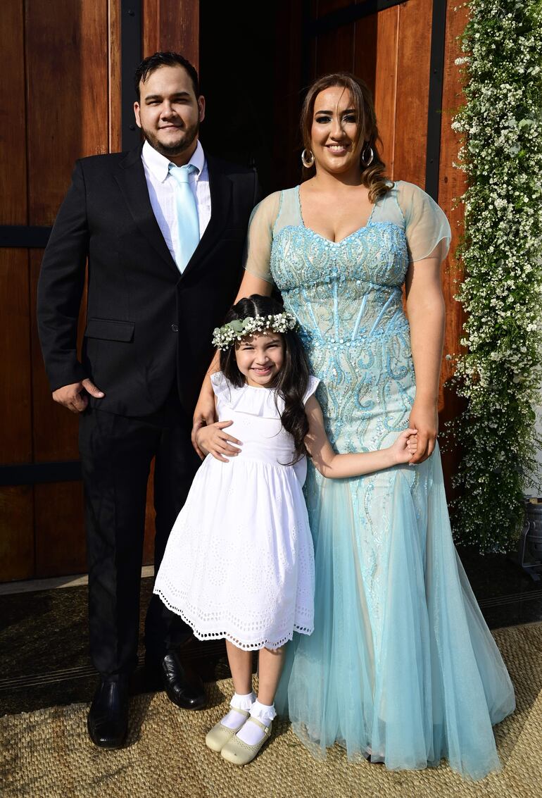 Jorge Peréz, Giselle Tanasio y la pequeña Maia Pérez.