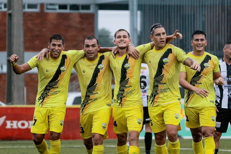 Los futbolistas del Deportivo Recoleta celebran un gol en el partido frente a Deportivo Santaní por la segunda fecha de la División Intermedia 2024 en el Cardif, en Luque, Paraguay.