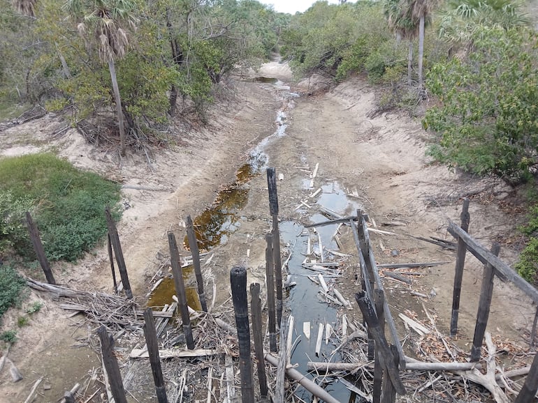 A inicios del 2023, el desborde del riacho Clavel, dejó aislado a toda la comunidad de Puerto Sastre; hoy este importante corredero de agua se encuentra totalmente seco.