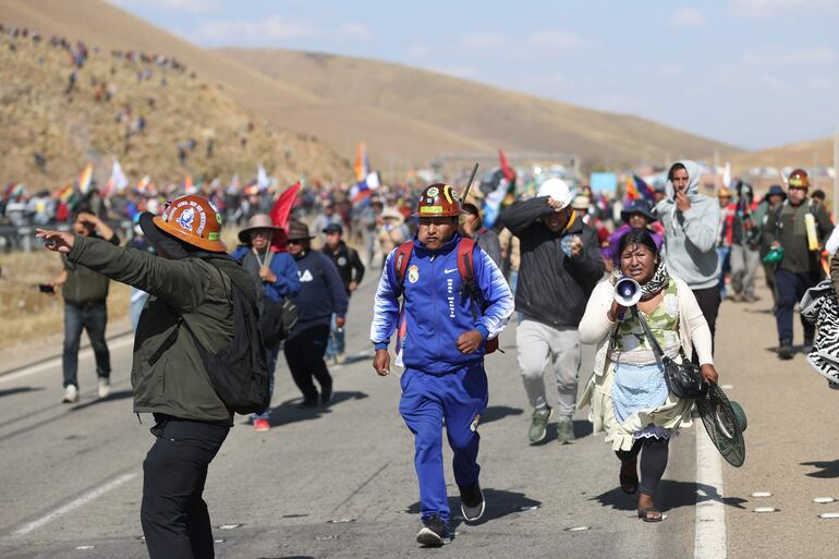 Simpatizantes del expresidente de Bolivia y líder del oficialismo, Evo Morales, se enfrentan con seguidores del presidente de Bolivia, Luis Arce, este martes, en la carretera La Paz-Oruro, municipio de Vila Vila (Bolivia).