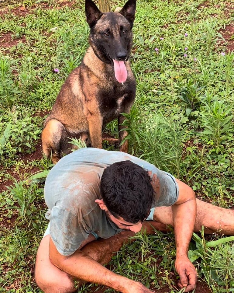 Ciro custodiando al presunto ladrón.