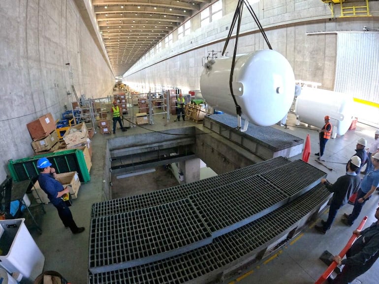 El interior de la central hidroeléctrica paraguayo/argentina Yacyretá, en el que sus técnicos se encuentran inmersos en los trabajos de mantenimiento de lagunas de sus unidades.