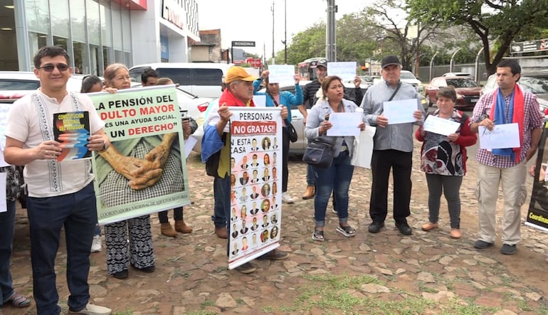 Manifestacion de adultos mayores frende al ministerio de Desarrollo Social.