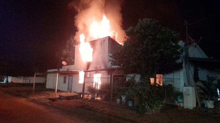 Se desconoce aún la causa del incendio de la vivienda.