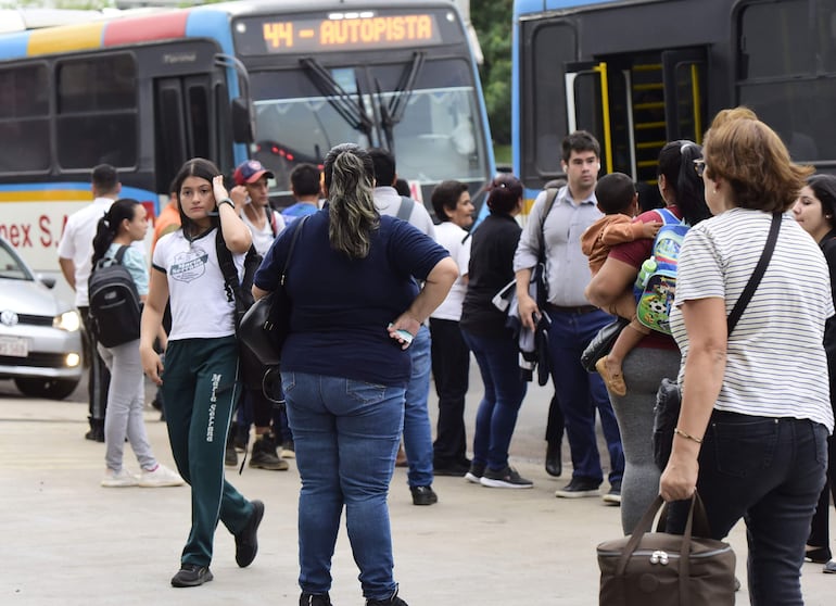 Pasajeros soportan largas esperas por los colectivos. 