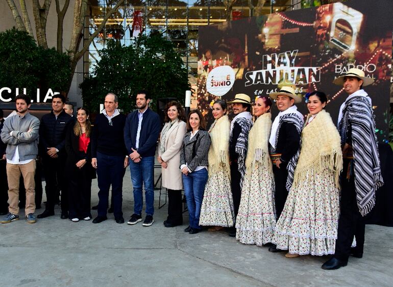 Artistas y representantes de la Asociación Barrio Mariscal anunciaron la próxima edición del San Juan del Barrio.