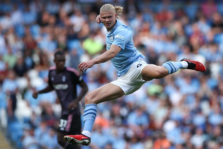 Erling Haaland del Manchester City en acción durante el partido de fútbol de la Premier League inglesa entre el Manchester City y el Fulham FC en Manchester, Gran Bretaña, el 02 de septiembre de 2023.