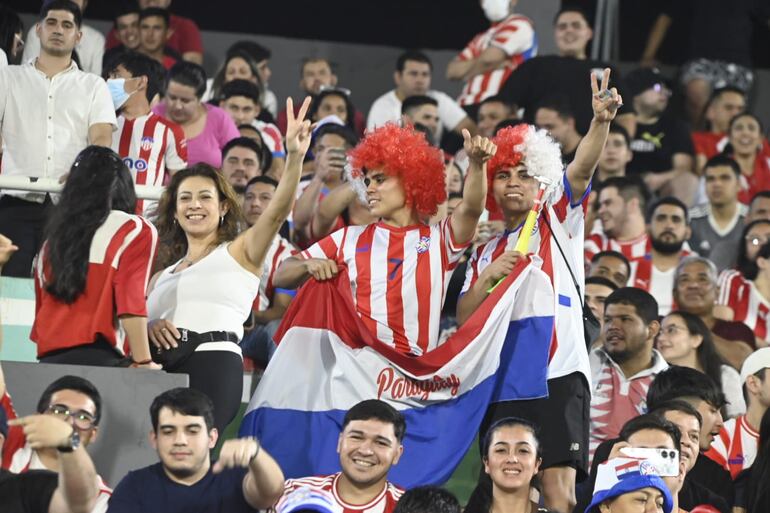 Los aficionados de Paraguay en el estadio Defensores del Chaco en la previa del partido contra Brasil por las Eliminatorias Sudamericanas 2026.