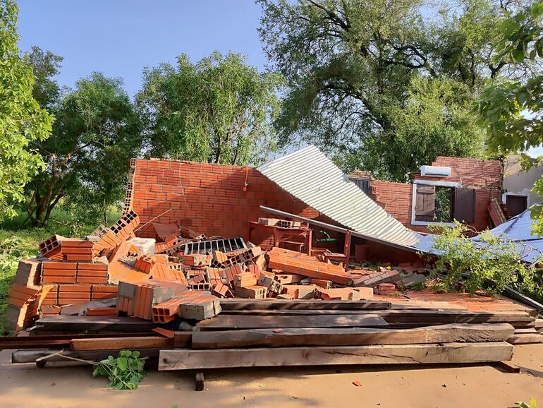 Una vivienda derrumbada en Mbocayaty del Yhaguy.