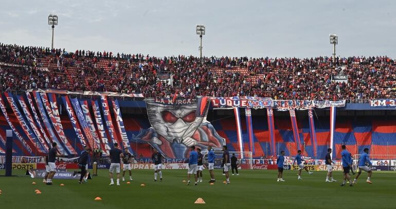 Los hinchas de Cerro en el sector de gradería norte alta