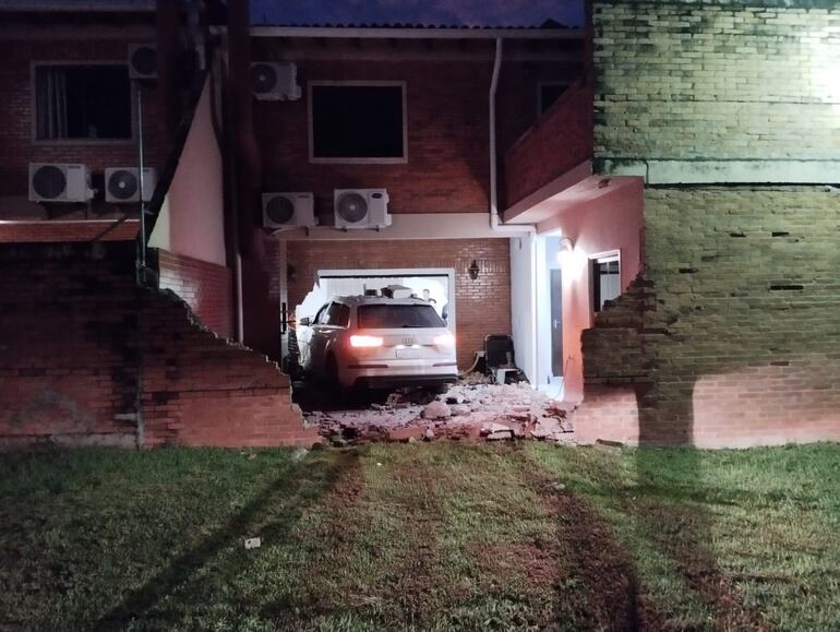 La camioneta embistió primeramente contra una muralla y luego contra la pared de una vivienda.