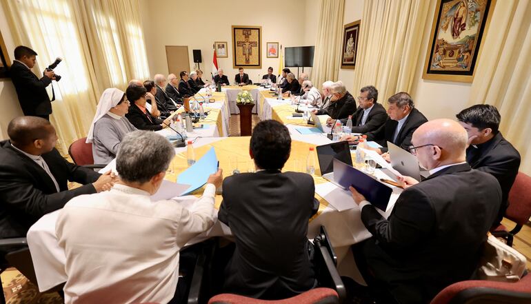 El presidente de la República, Santiago Peña, se reunió con representantes de la Iglesia católica.