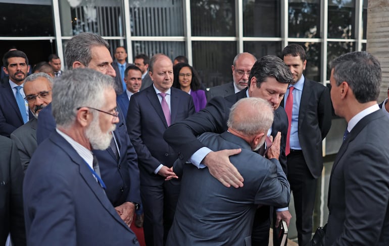 Javier Giménez, el ministro de Industria y Comercio, también consejero de Itaipú, saluda al presidente del Brasil, Luiz Inácio Lula da Silva, ante la mirada de las demás autoridades, entre ellas el presidente de la República, Santiago Peña.