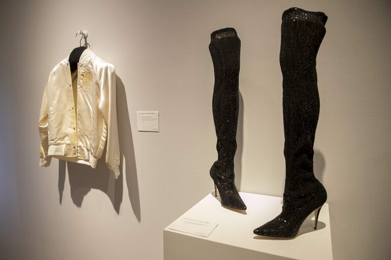 Una chaqueta y botas utilizadas por Donna Summer.