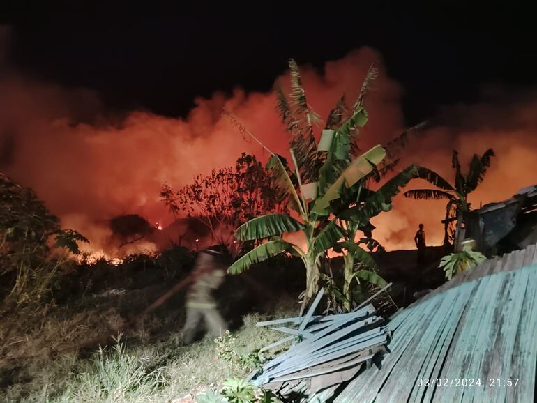 Incendio en un vertedero clandestino cercano a cateura.