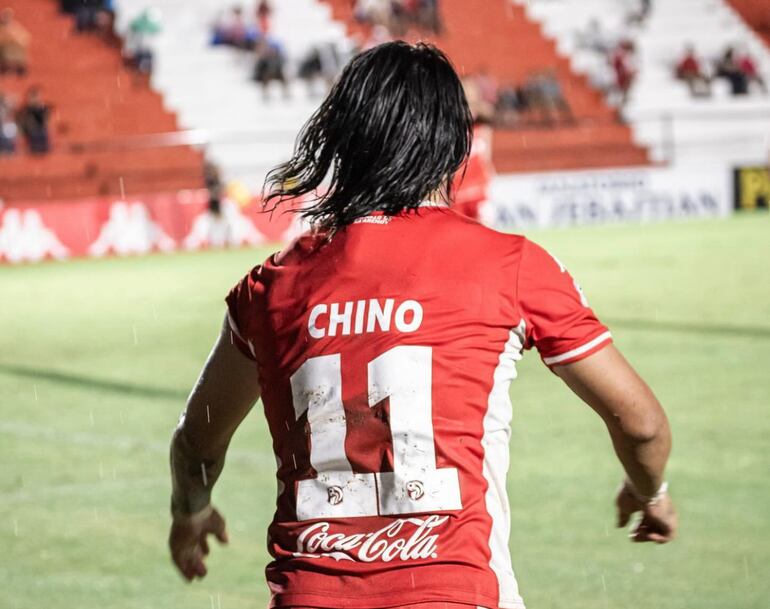 Diego Martínez, futbolista de General Caballero de Juan León Mallorquín, celebra un gol en el partido ante Sportivo Trinidense por la octava jornada del torneo Apertura 2024 del fútbol paraguayo en el estadio Ka'arendy, en Juan León Mallorquín, Paraguay.