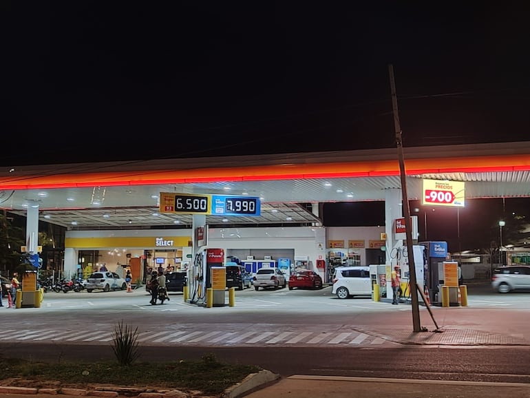 Estación de servicio ubicada sobre la avenida Artigas de Asunción que fue asaltada por tres personas en auto.