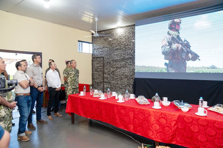 El ministro Jalil Rachid, el presidente Santiago Peña, el ministro Óscar González y el general del Aire Julio Rubén Fullaondo Céspedes, en el CODI.