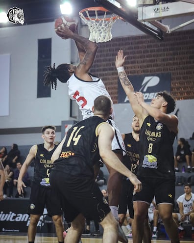 El olimpista Demarco Owens se filtra en un ramilleta de los Gold. Los colonos ganaron 73-70 a Olimpia.