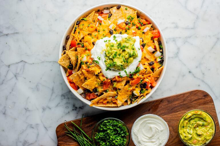 Nachos con crema ácida y guacamole.