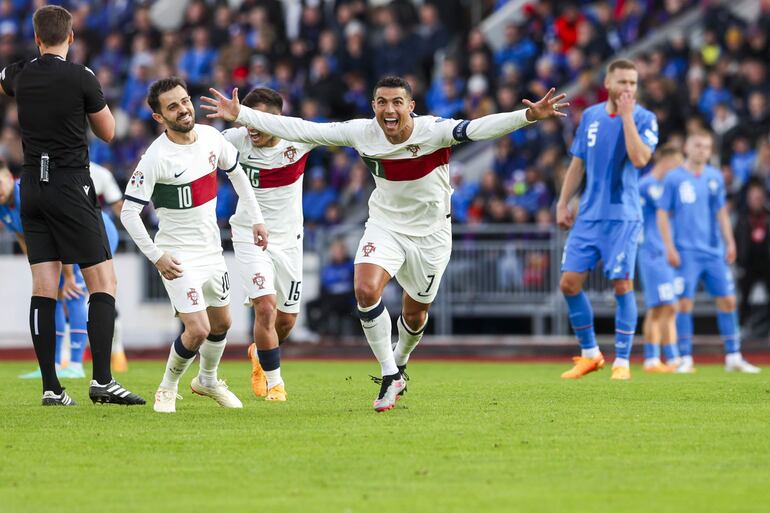 Cristiano Ronaldo inicia la carrera para festeja su gol con Portugal, que ayer derrotó 1-0 a Islandia en el partido internacional 200 del astro portugués con su selección.