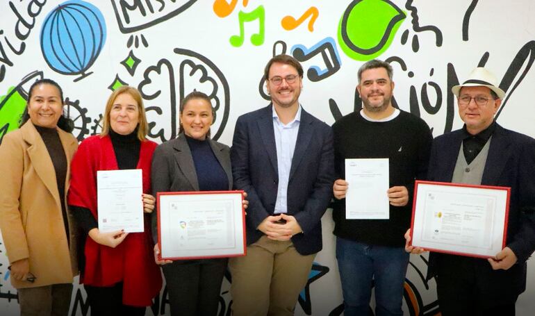 Gladys Fernández, Celeste Ruffinelli, Sonia Samaniego, Ignacio Guarnieri, Ariel Ruiz Díaz y Alberto Mareco, en la ceremonia.