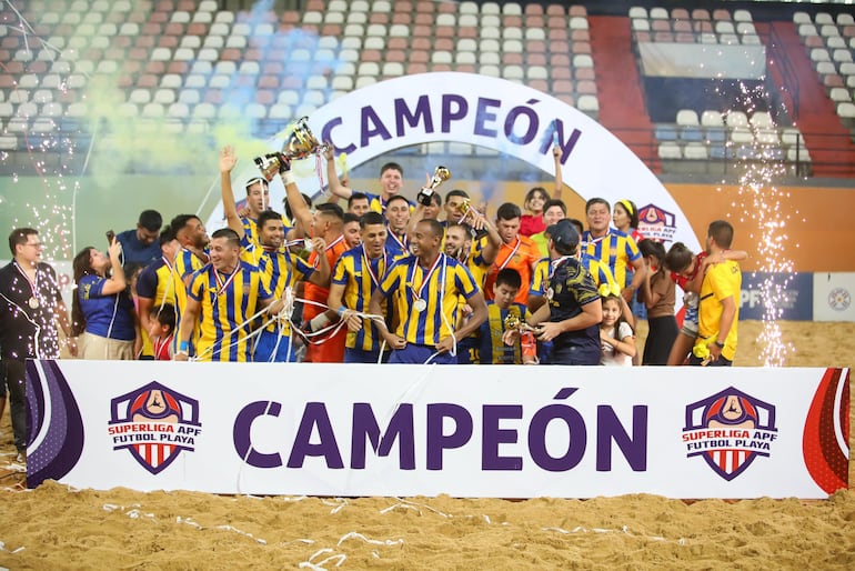 Festejo del Sportivo Luqueño, campeón del Clausura de la Superliga playera.