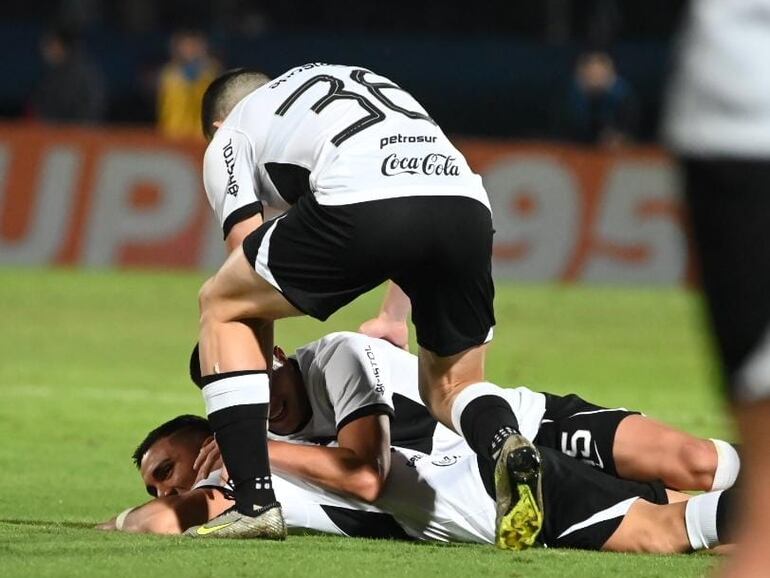 Los jugadores de Olimpia celebran el tanto de Hugo Fernández (en el suelo) en el superclásico del fútbol paraguayo contra Cerro Porteño por las sexta fecha del torneo Clausura 2023 en el estadio La Nueva Olla, en Asunción.