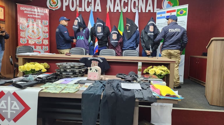 Agentes del Departamento de Investigaciones capturaron a los sospechosos con varias evidencias.