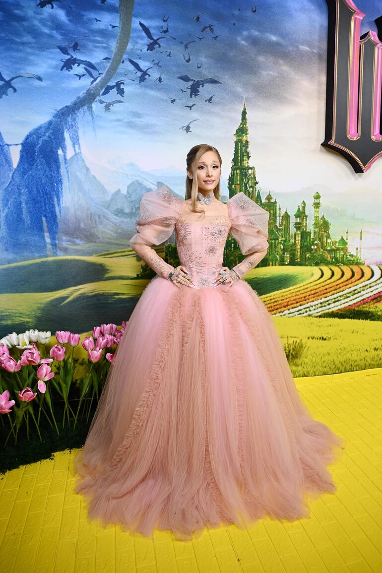 Ariana Grande lució un espectacular traje principesco en el estreno australiano de Wicked. (EFE/EPA/BIANCA DE MARCHI)

