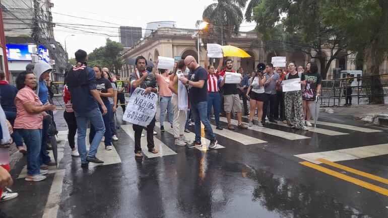 Ciudadanos protestan en contra de la pérdida de investidura de Kattya González