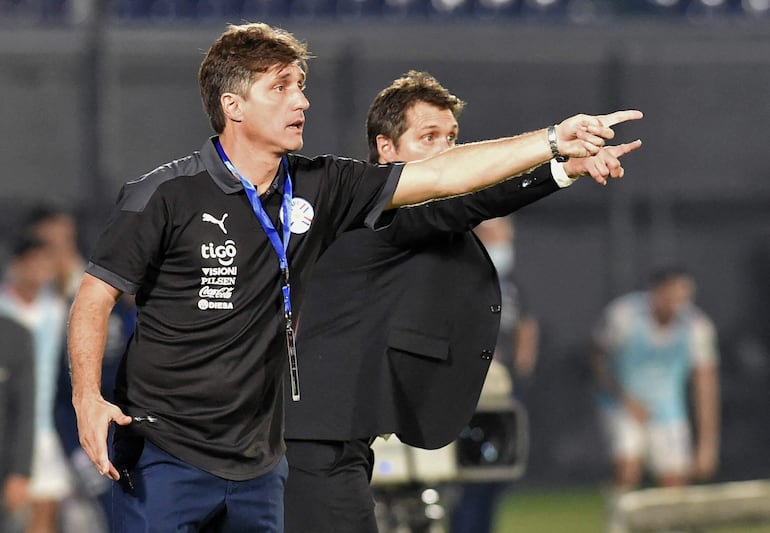 Guillermo (d) y Gustavo Barros Schelotto gesticulan en el partido de Paraguay contra Chile por las Eliminatorias Sudamericanas al Mundial Qatar 2022 en el estadio Defensores del Chaco, en Asunción. 