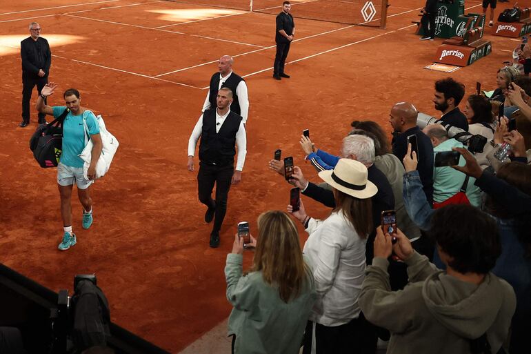 El español Rafael Nadal (i) después del partido contra el alemán Alexander Zverev por la primera ronda del Roland Garros, en París, Francia.