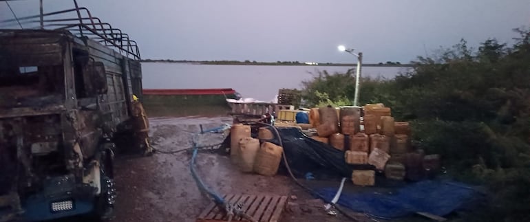 Mercaderías presumiblemente de contrabando encontradas en el lugar del incendio y explosión, en Alberdi.