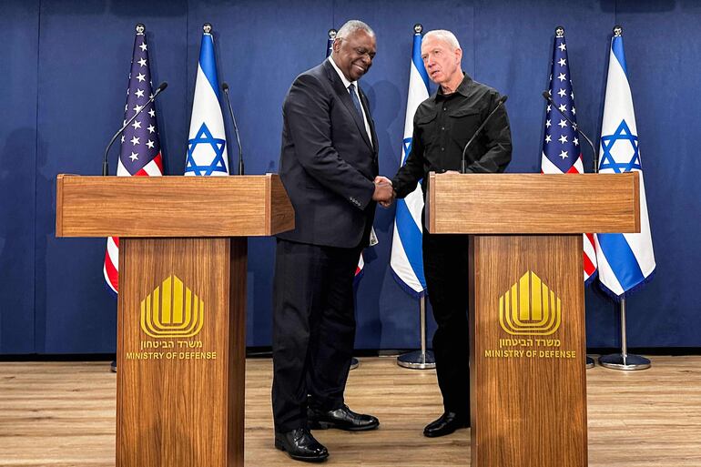 El secretario de Defensa de Estados Unidos, Lloyd Austin (L)