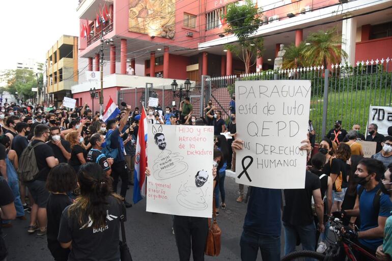 Manifestación en que una multitud se trasladó hasta el que consideran el "monumento a la corrupción", la Junta de Gobierno de la ANR.