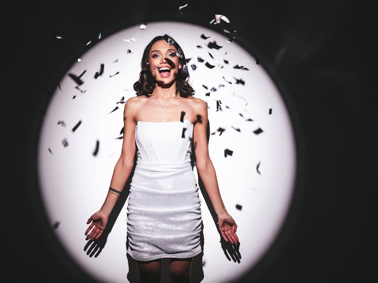 Mujer celebra vestida de blanco.