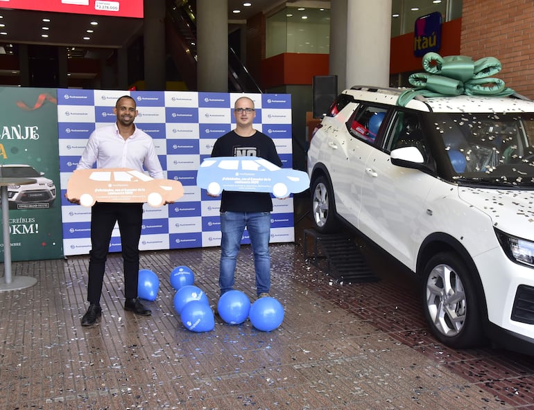 Los felices ganadores de la campaña “La ciudad de la magia” de Multiplaza.