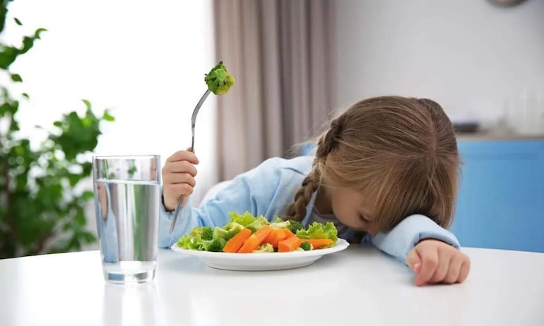 No hay que castigar a los niños y niñas por no comer verduras, porque puede convertirse las verduras en algo negativo para el niño. Si se niega a comer sus verduras, tratar de no hacer un gran problema al respecto, solo se recomienda intentarlo de nuevo en otro momento.