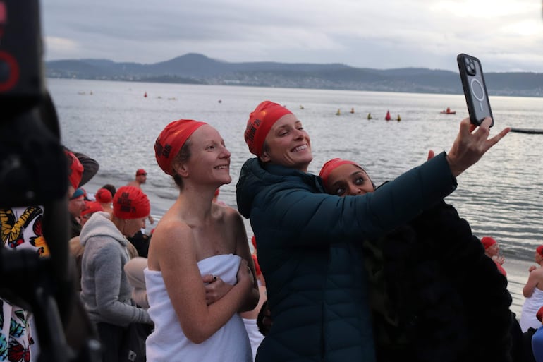 Nadadores participan en el baño anual desnudo del solsticio de invierno durante el festival Dark Mofo de Hobart en Long Beach, Hobart (Australia).