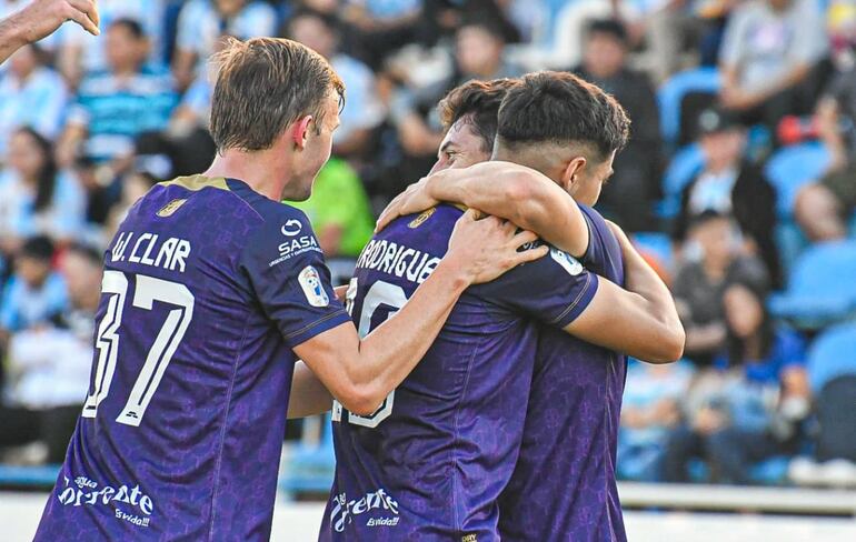 Jugadores de Tacuary celebrando el gol de Derlis Rodríguez ante Guaireña.