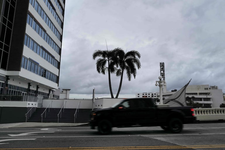 Un camión avanza por las calles tranquilas mientras el huracán Milton avanza en el Golfo de México el 7 de octubre de 2024 en Tampa, Florida.