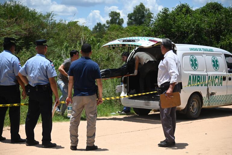 El cuerpo del militar Líder Javier Ríos es subido a una ambulancia. El policía Oliver Lezcano habría confesado el asesinato.